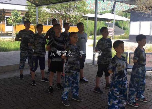 抬头挺胸